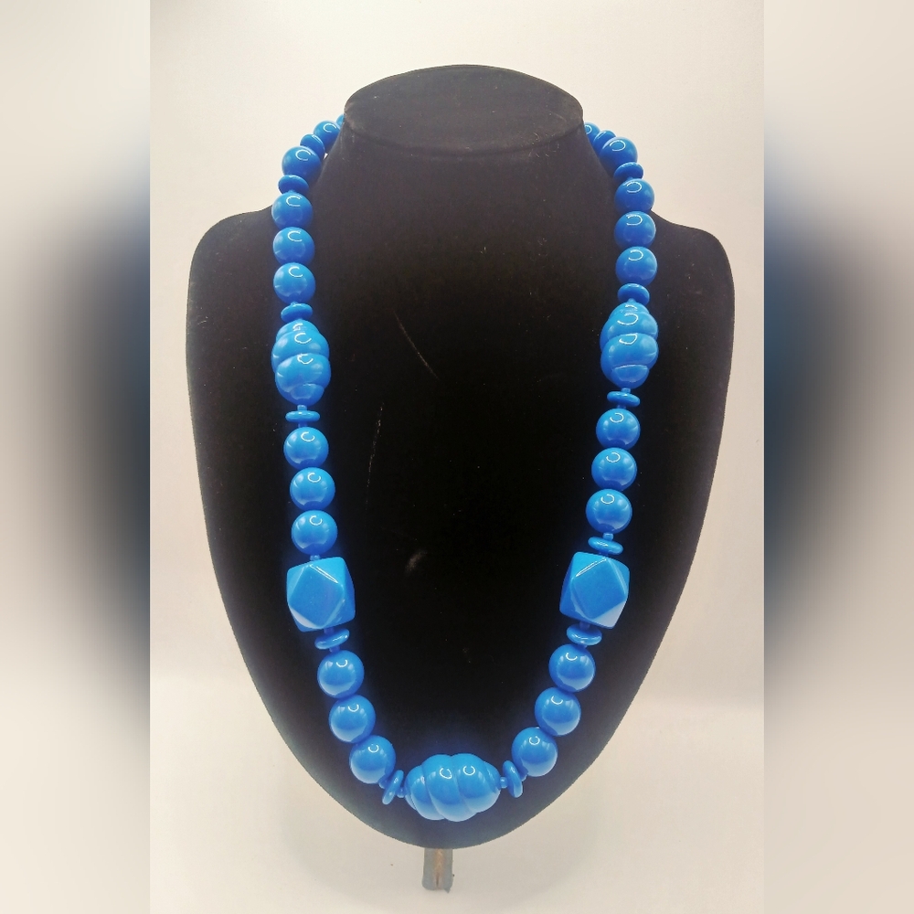 Vintage Blue Chunky Acrylic Necklace 11.5"Excellent pre-owned condition 11.5"
